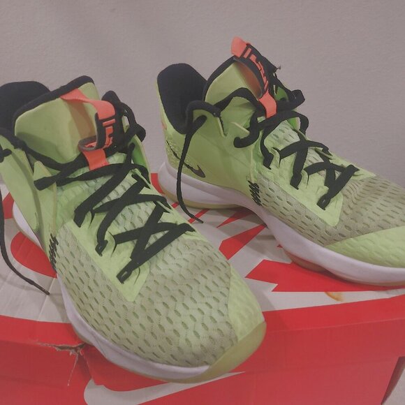 Size 12 - Nike LeBron Witness 5 Grinch Perfect For Any Collection - Picture 3 of 11